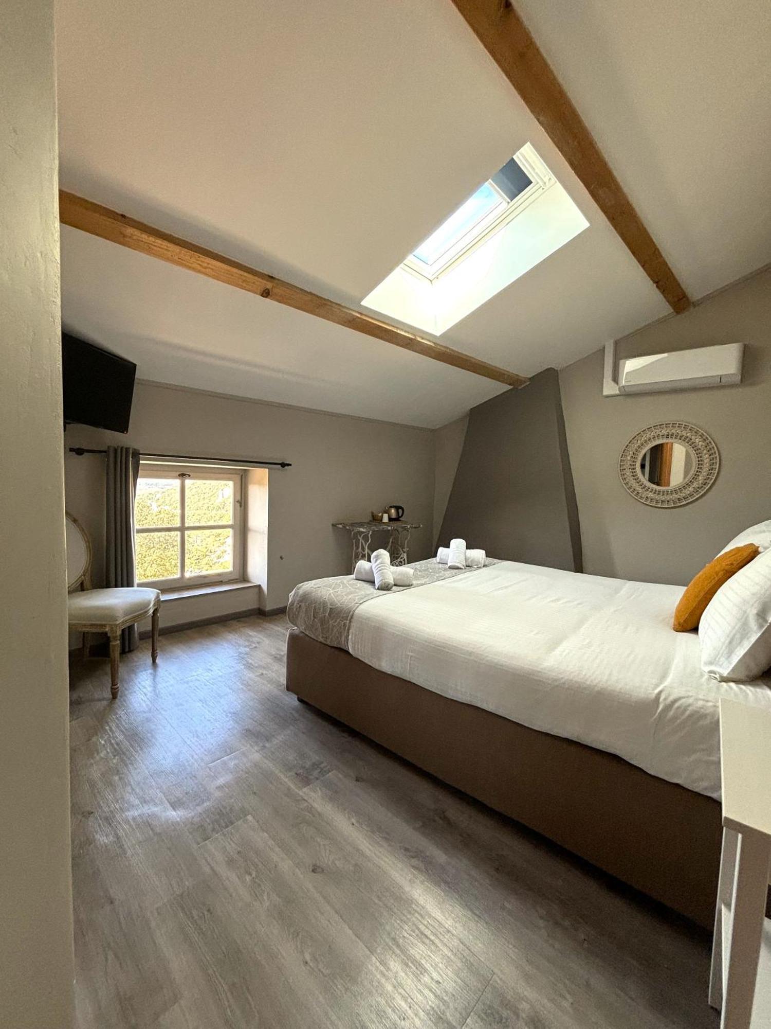 Hotel Restaurant Clos Des Sullys Montclus  ภายนอก รูปภาพ